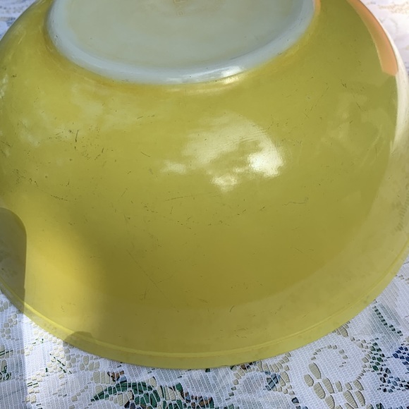 Vintage Pyrex 4 QT bowl - Picture 7 of 7